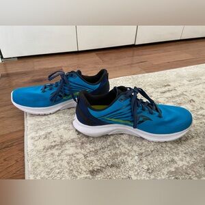 Saucony Kinvara 12 running sneakers, size 8.5